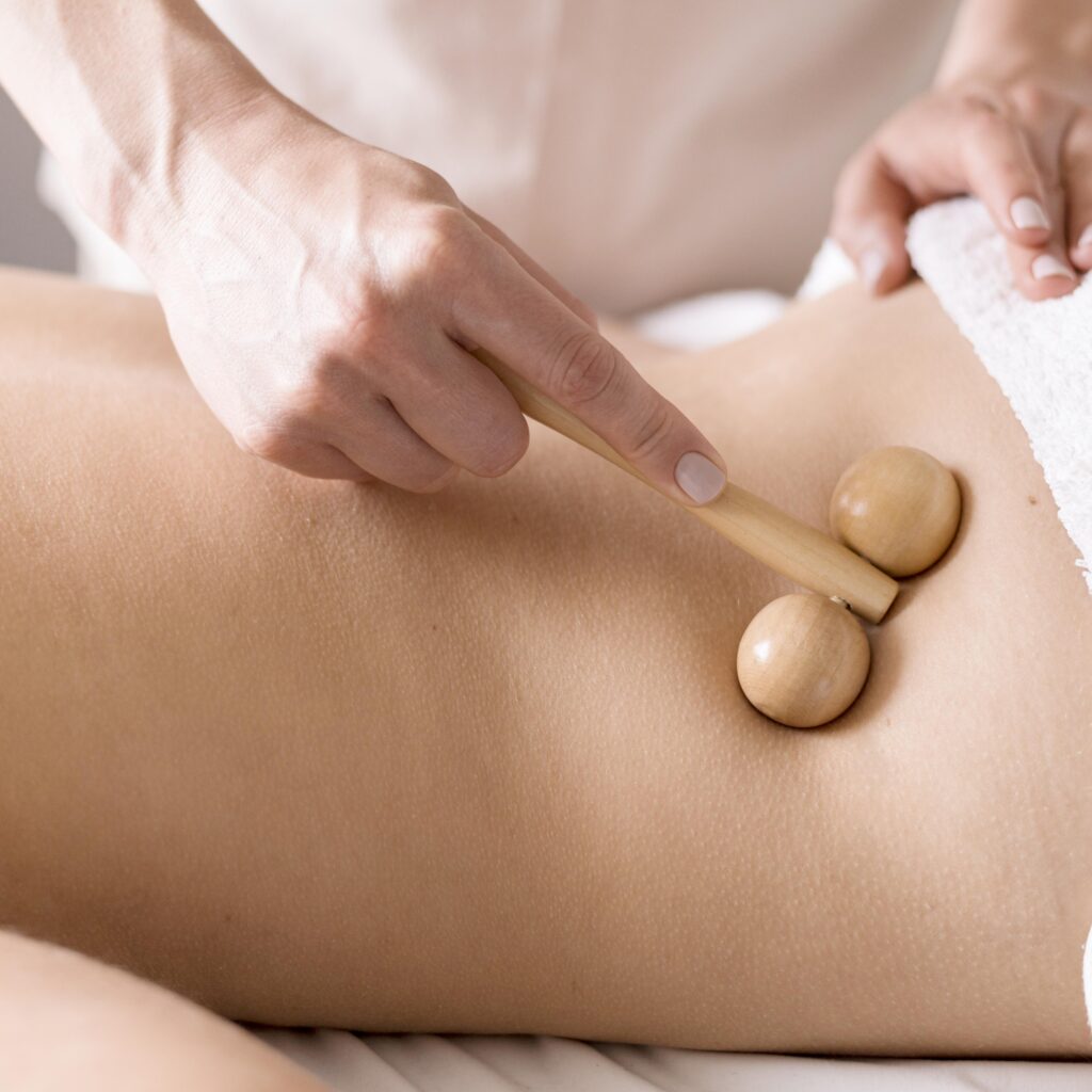 Inicio masajista de primer plano con instrumento (1)